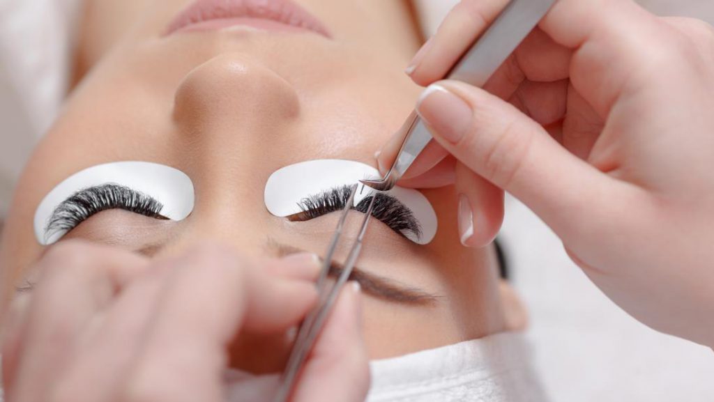A quoi dois-je faire attention quand je réalise une pose d’extensions de cils?